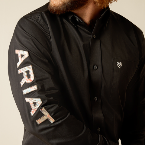 Camisa de manga larga ajustada de sarga con logotipo del equipo ARIAT para hombre 10048714