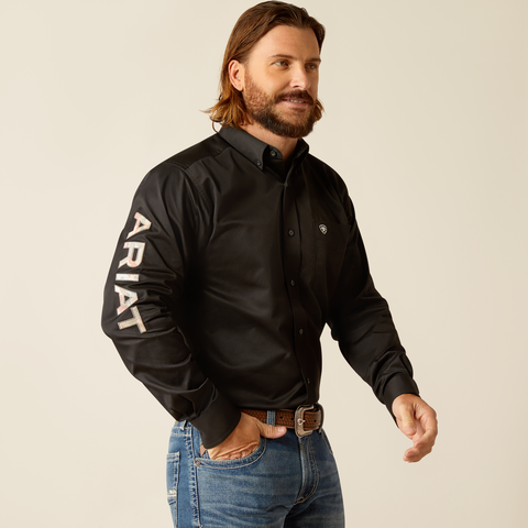 Camisa de manga larga ajustada de sarga con logotipo del equipo ARIAT para hombre 10048714