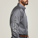 Camisa clásica de sarga con logotipo del equipo ARIAT para hombre 10037479